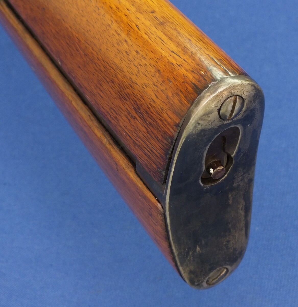 An antique American Evans New Model Lever Action Sporting Rifle. 28 shot, caliber 44 Evans. 30 inch barrel with clear address. Length 121cm. In very good condition.