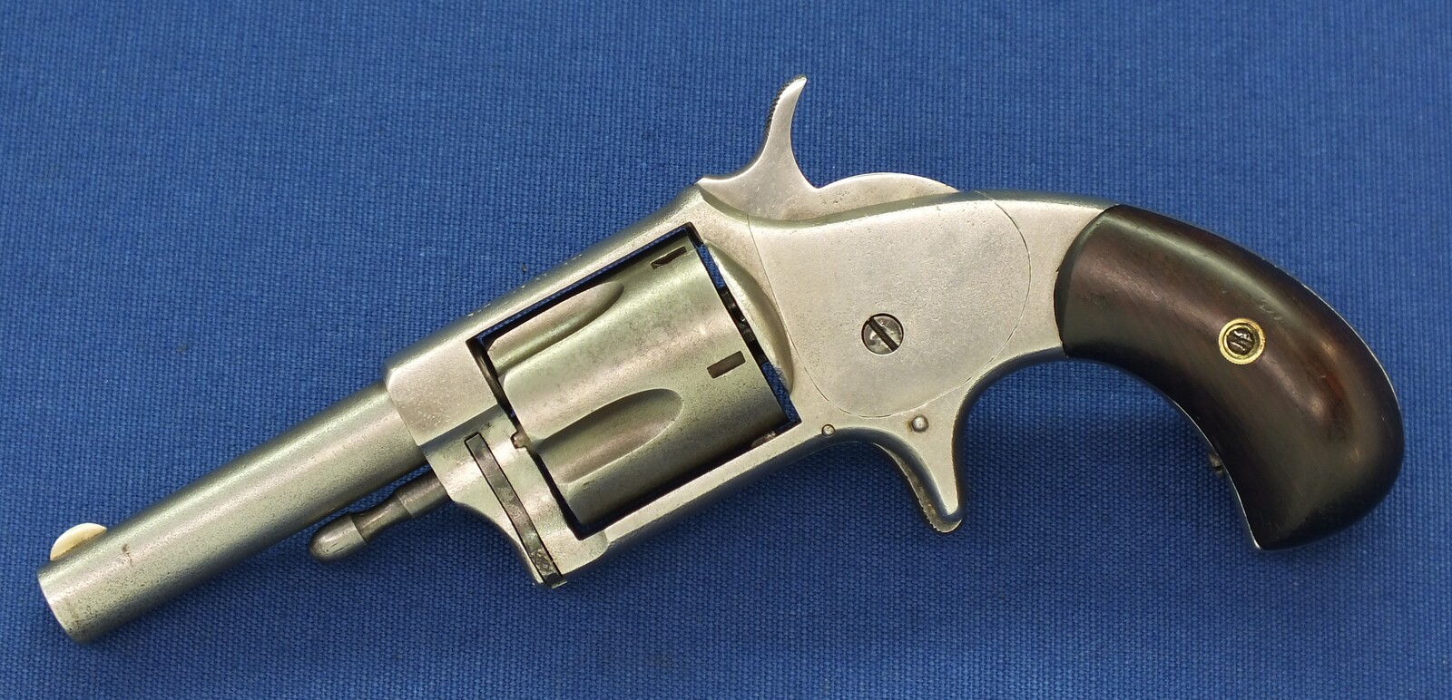 An antique American Hopkins & Allen MFG Co. BLUE JACKET No2 Suicide special 5 shot single action 32 rimfire Revolver. Length 18,5cm. In very good condition. Price 395 euro.