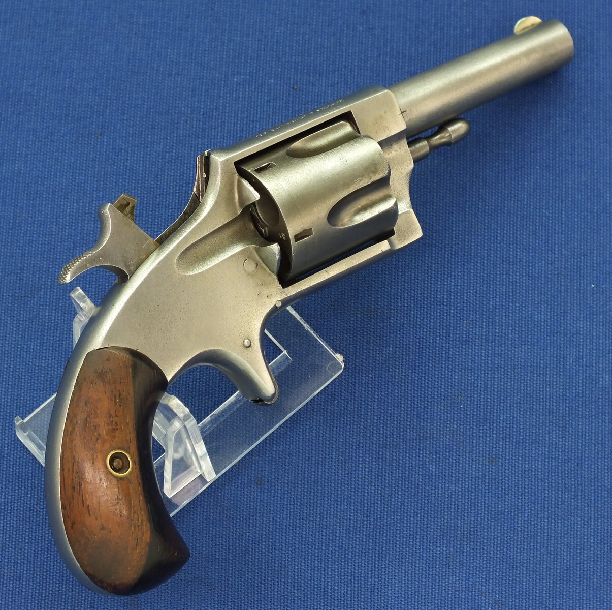 An antique American Hopkins & Allen MFG Co. BLUE JACKET No2 Suicide special 5 shot single action 32 rimfire Revolver. Length 18,5cm. In very good condition. Price 395 euro.