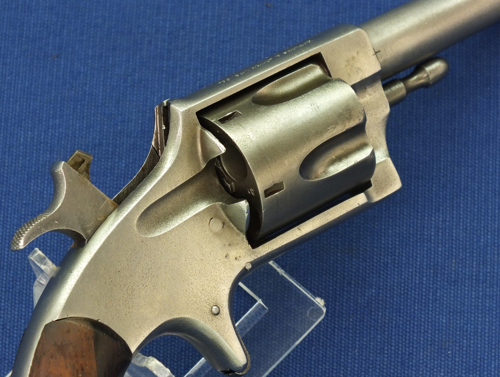 An antique American Hopkins & Allen MFG Co. BLUE JACKET No2 Suicide special 5 shot single action 32 rimfire Revolver. Length 18,5cm. In very good condition. Price 395 euro.