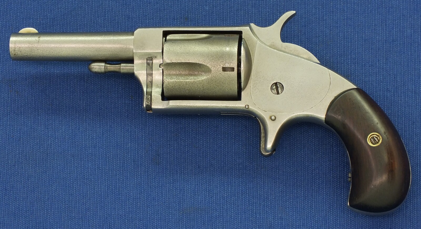 An antique American Hopkins & Allen MFG Co. BLUE JACKET No2 Suicide special 5 shot single action 32 rimfire Revolver. Length 18,5cm. In very good condition. Price 395 euro.