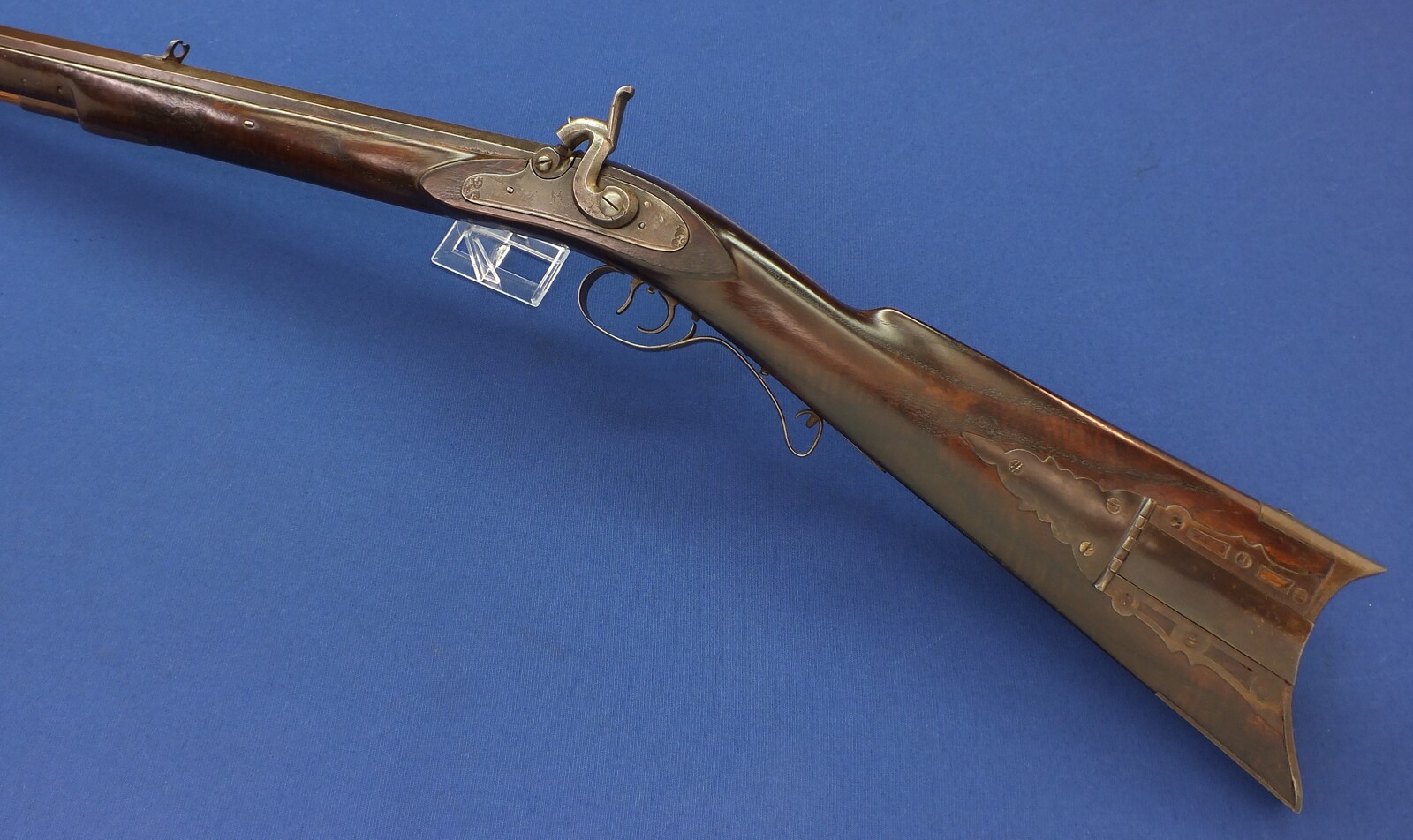 An antique American Left handed Kentucky/Plains percussion rifle. 52 Caliber, 38 inch octagon barrel signed G/Gatts. Fine Tiger-striped Walnut stock. Length 138cm. In very good condition. Price 1.850 euro