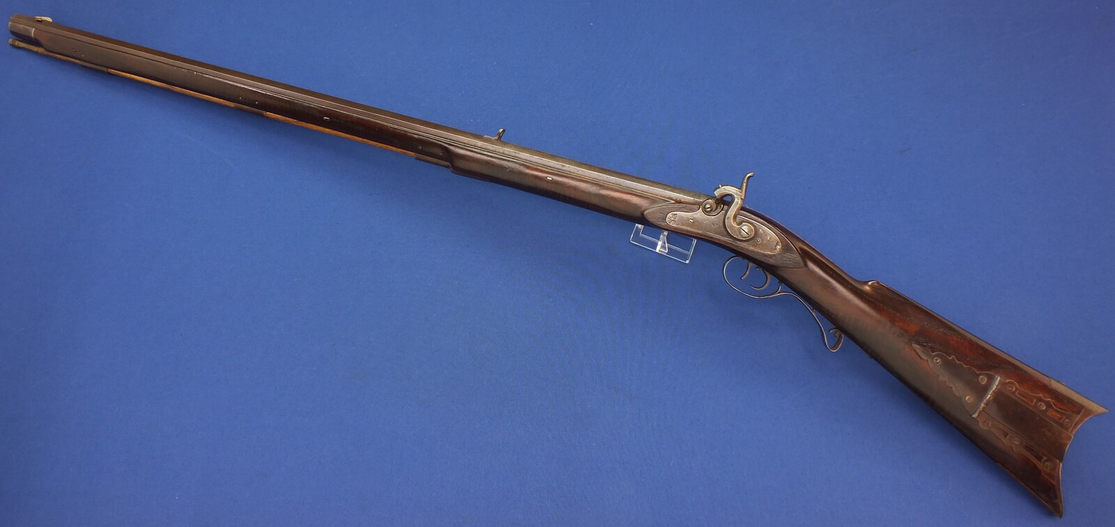 An antique American Left handed Kentucky/Plains percussion rifle. 52 Caliber, 38 inch octagon barrel signed G/Gatts. Fine Tiger-striped Walnut stock. Length 138cm. In very good condition. Price 1.850 euro