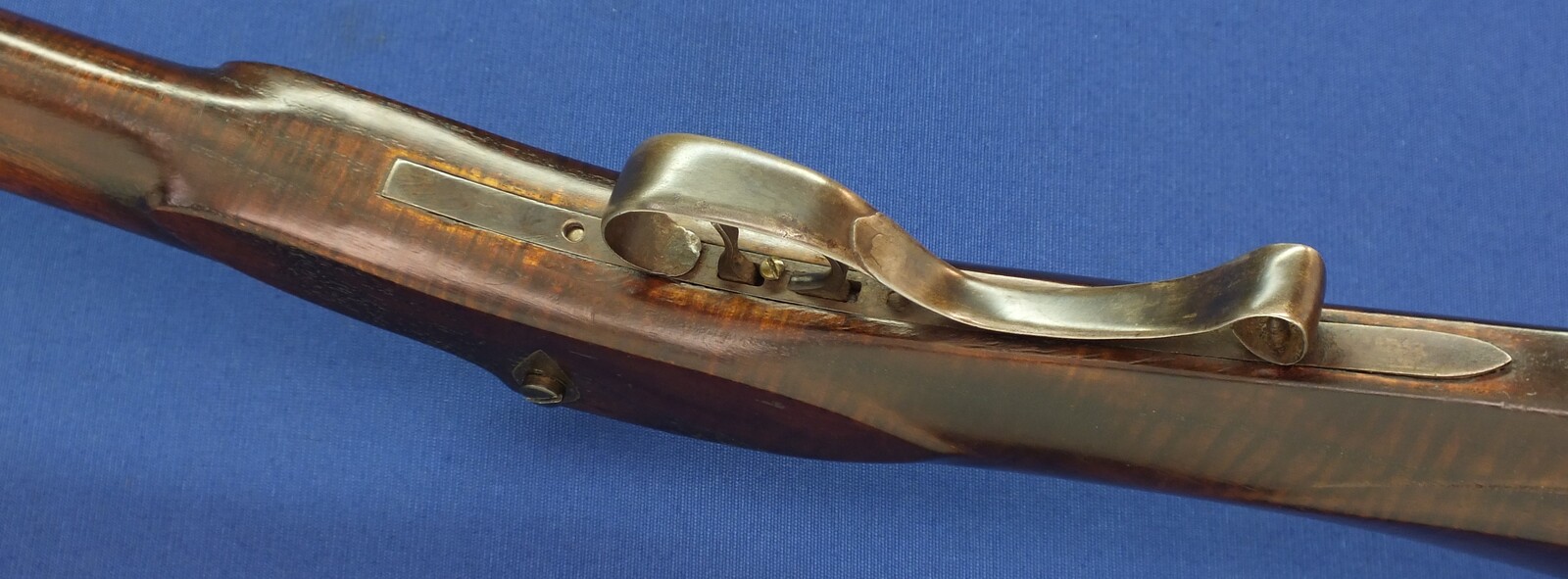 An antique American Left handed Kentucky/Plains percussion rifle. 52 Caliber, 38 inch octagon barrel signed G/Gatts. Fine Tiger-striped Walnut stock. Length 138cm. In very good condition. Price 1.850 euro