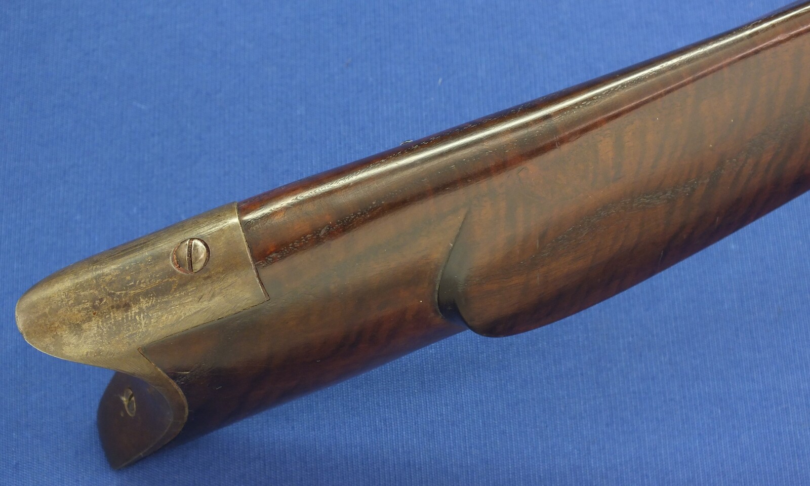 An antique American Left handed Kentucky/Plains percussion rifle. 52 Caliber, 38 inch octagon barrel signed G/Gatts. Fine Tiger-striped Walnut stock. Length 138cm. In very good condition. Price 1.850 euro