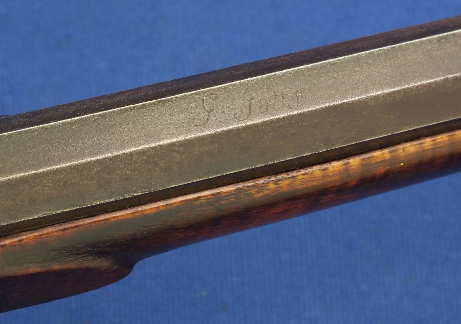 An antique American Left handed Kentucky/Plains percussion rifle. 52 Caliber, 38 inch octagon barrel signed G/Gatts. Fine Tiger-striped Walnut stock. Length 138cm. In very good condition. Price 1.850 euro