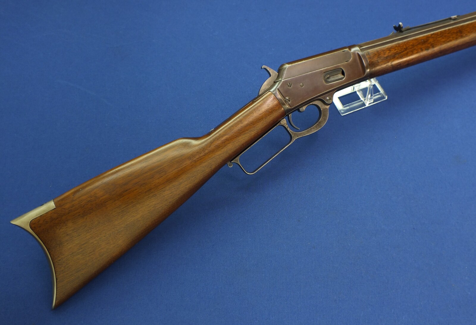 An antique American Marlin Model 1881 Rifle with 24 inch octagon barrel. Caliber 38 W.C.F./ 38-40. Length 105cm. In very good condition. Price 2.450 euro