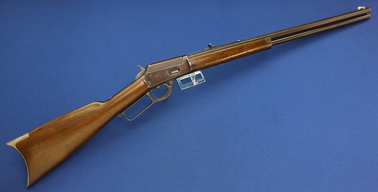 An antique American Marlin Model 1881 Rifle with 24 inch octagon barrel. Caliber 38 W.C.F./ 38-40. Length 105cm. In very good condition. Price 2.450 euro