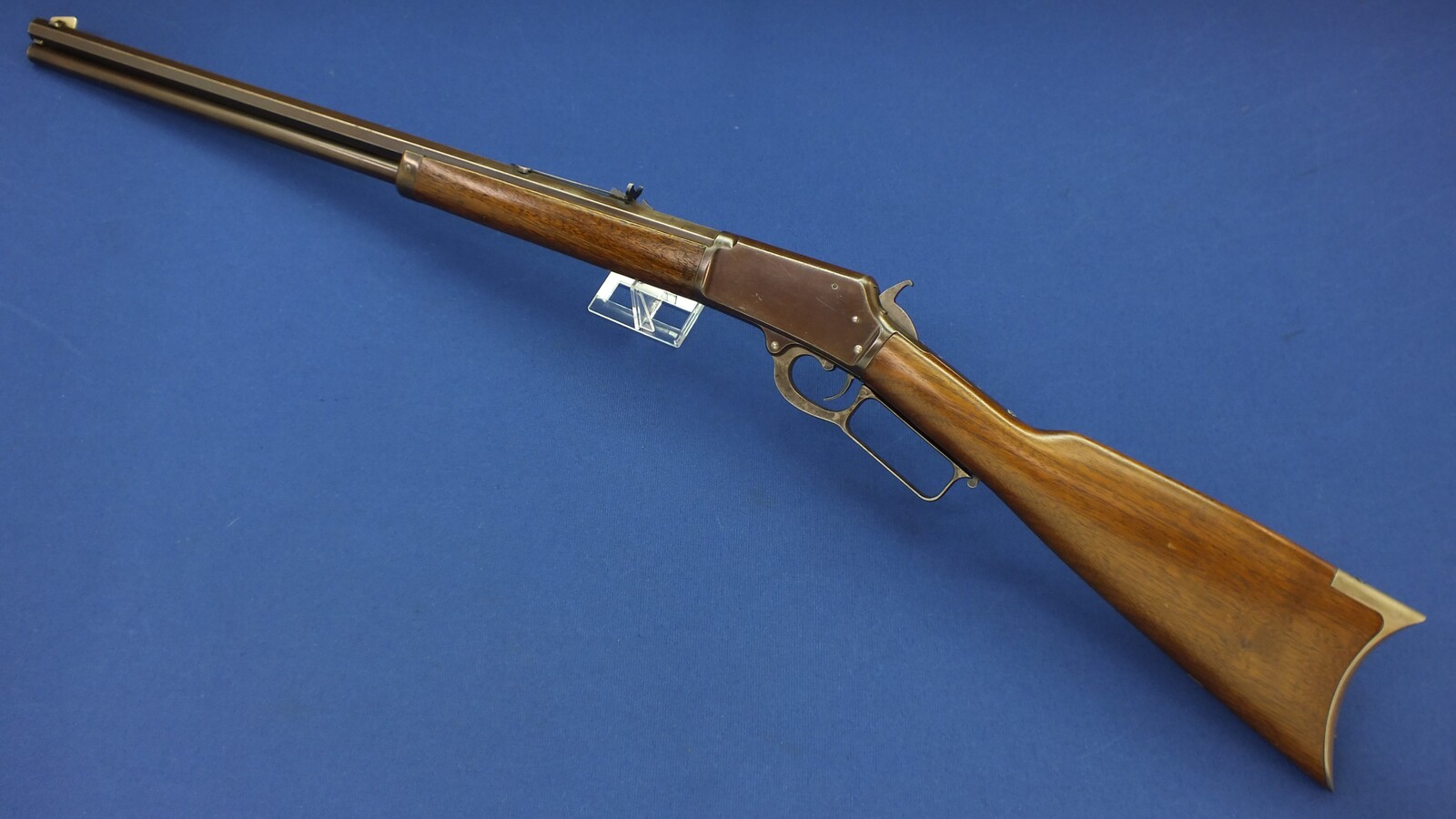 An antique American Marlin Model 1881 Rifle with 24 inch octagon barrel. Caliber 38 W.C.F./ 38-40. Length 105cm. In very good condition. Price 2.450 euro