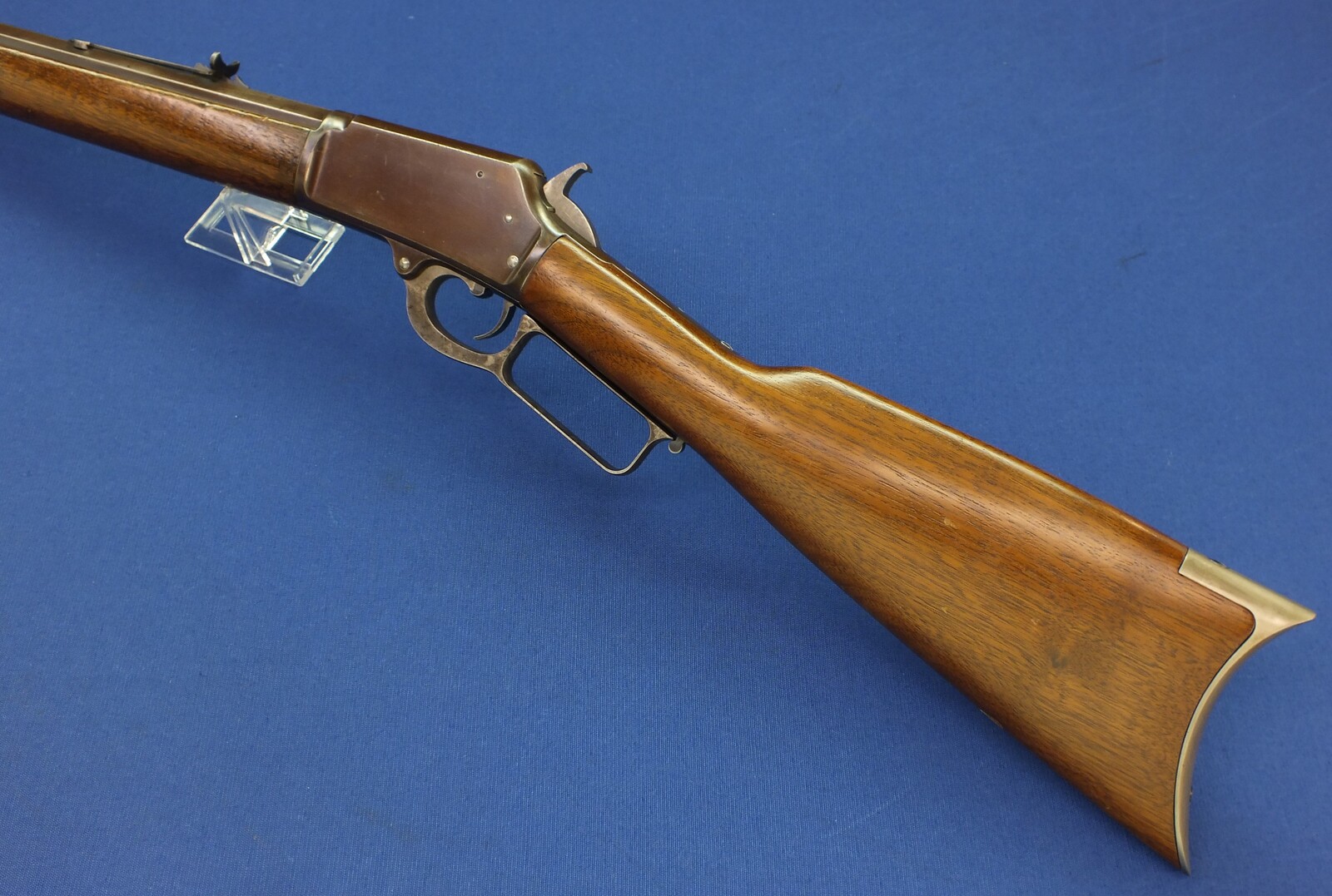 An antique American Marlin Model 1881 Rifle with 24 inch octagon barrel. Caliber 38 W.C.F./ 38-40. Length 105cm. In very good condition. Price 2.450 euro