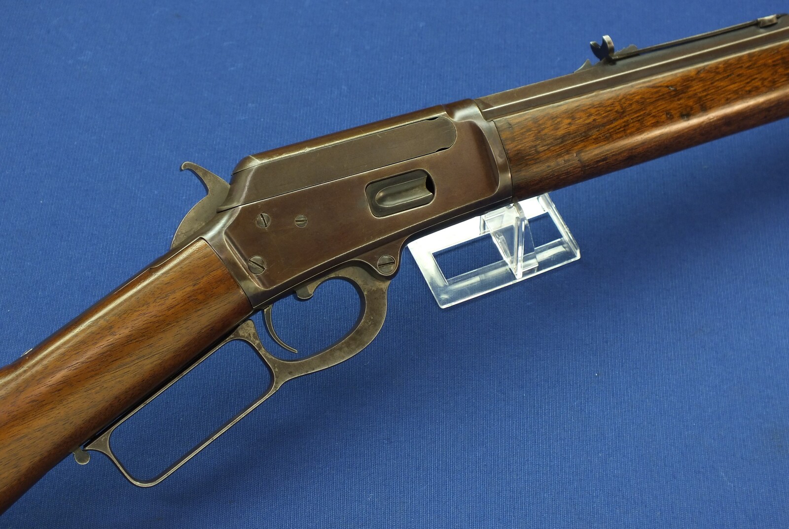 An antique American Marlin Model 1881 Rifle with 24 inch octagon barrel. Caliber 38 W.C.F./ 38-40. Length 105cm. In very good condition. Price 2.450 euro