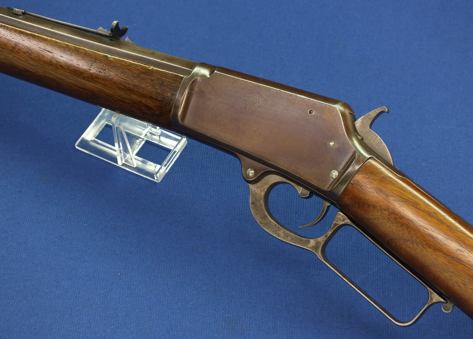 An antique American Marlin Model 1881 Rifle with 24 inch octagon barrel. Caliber 38 W.C.F./ 38-40. Length 105cm. In very good condition. Price 2.450 euro