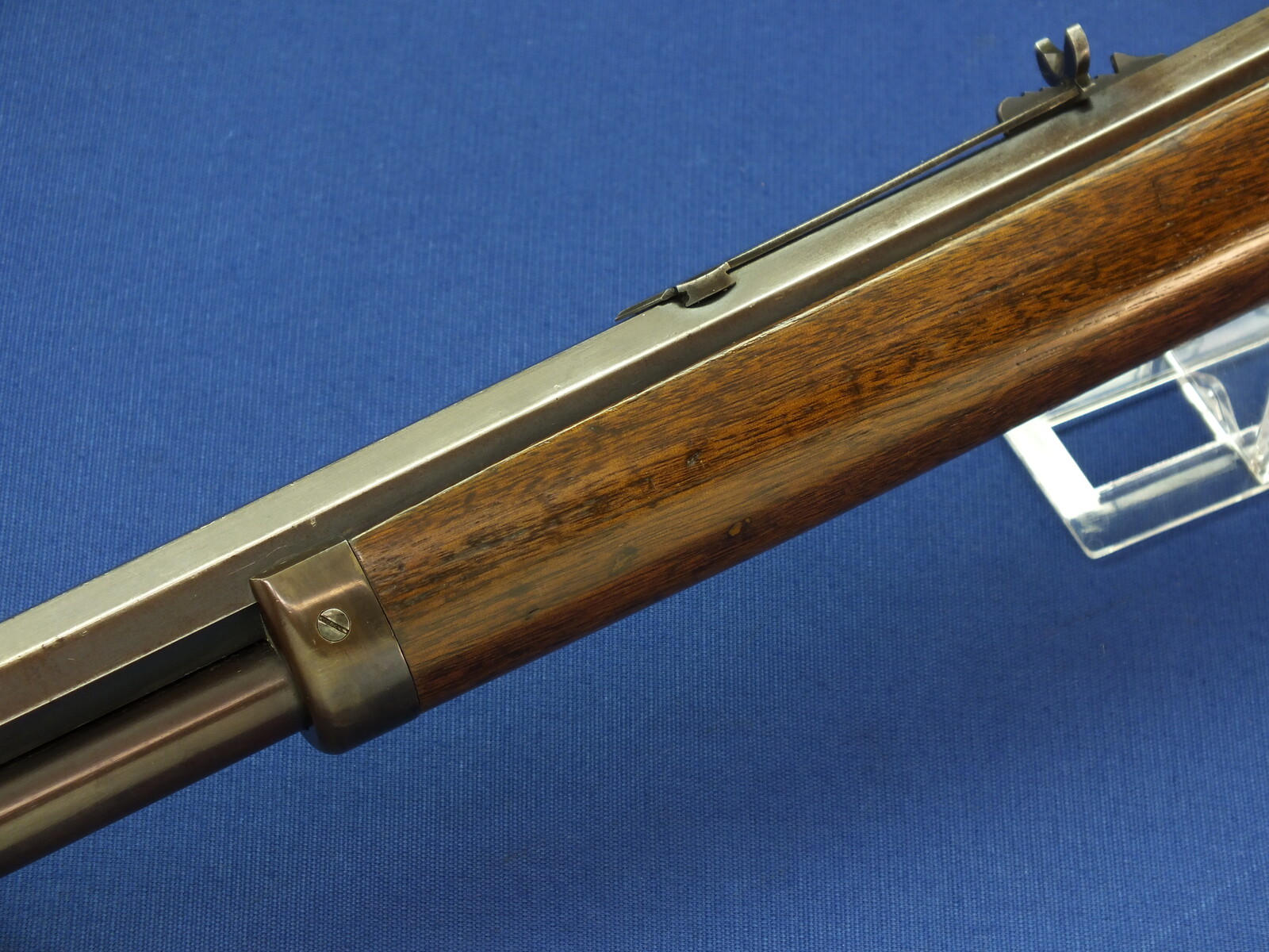 An antique American Marlin Model 1881 Rifle with 24 inch octagon barrel. Caliber 38 W.C.F./ 38-40. Length 105cm. In very good condition. Price 2.450 euro