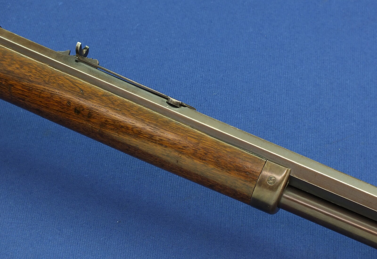 An antique American Marlin Model 1881 Rifle with 24 inch octagon barrel. Caliber 38 W.C.F./ 38-40. Length 105cm. In very good condition. Price 2.450 euro