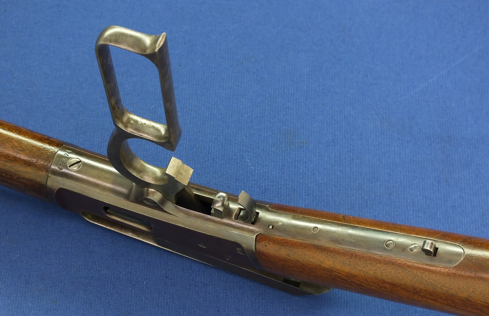 An antique American Marlin Model 1881 Rifle with 24 inch octagon barrel. Caliber 38 W.C.F./ 38-40. Length 105cm. In very good condition. Price 2.450 euro