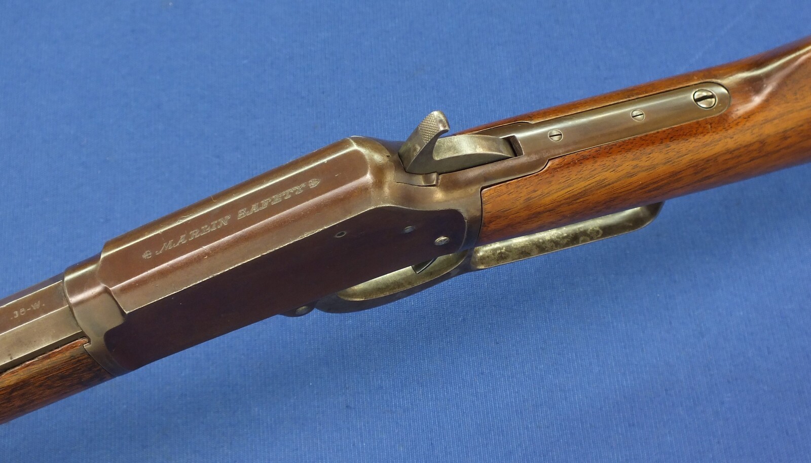 An antique American Marlin Model 1881 Rifle with 24 inch octagon barrel. Caliber 38 W.C.F./ 38-40. Length 105cm. In very good condition. Price 2.450 euro