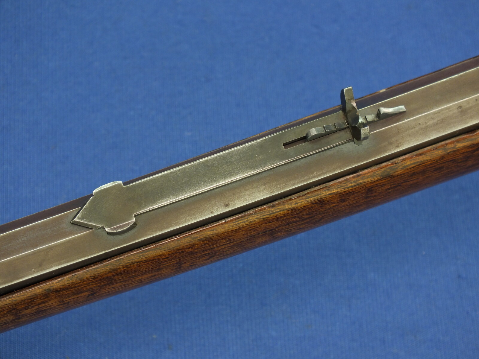 An antique American Marlin Model 1881 Rifle with 24 inch octagon barrel. Caliber 38 W.C.F./ 38-40. Length 105cm. In very good condition. Price 2.450 euro