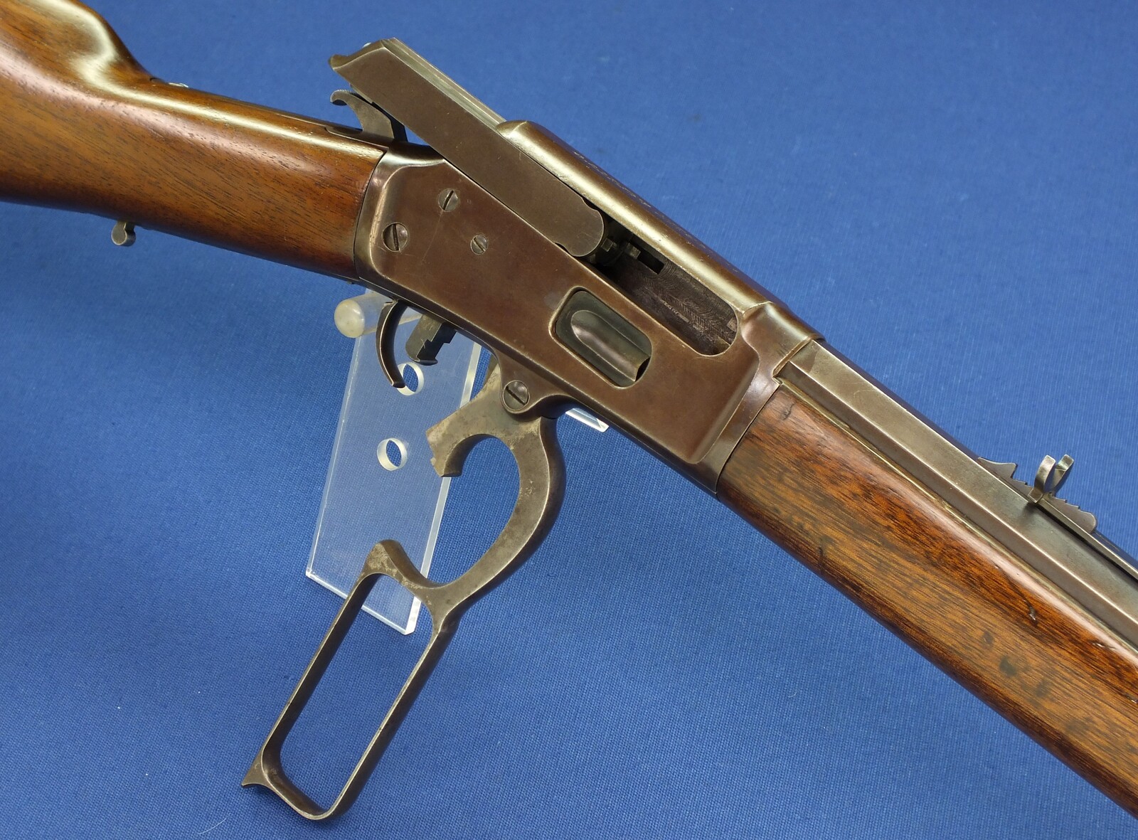 An antique American Marlin Model 1881 Rifle with 24 inch octagon barrel. Caliber 38 W.C.F./ 38-40. Length 105cm. In very good condition. Price 2.450 euro