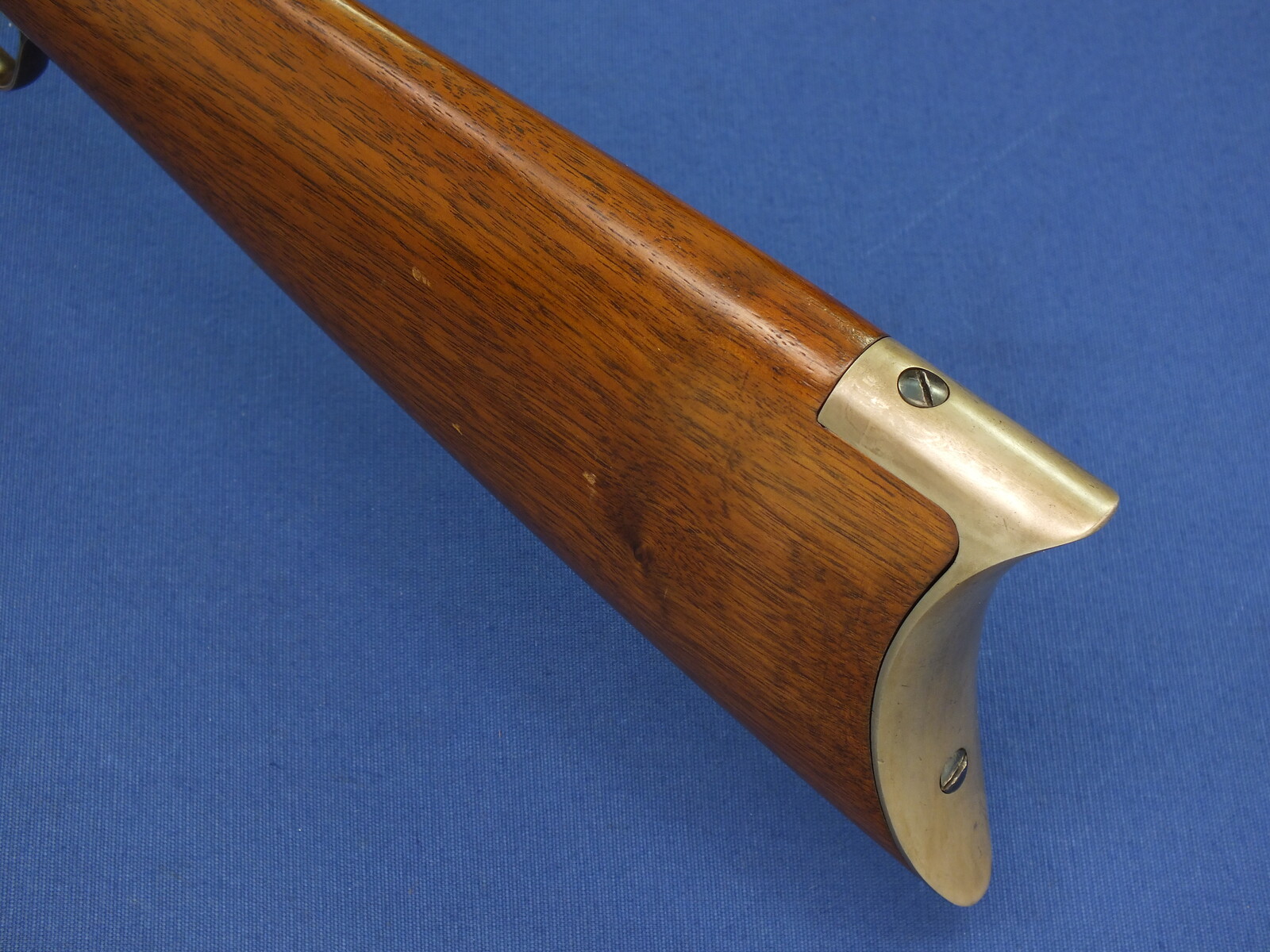 An antique American Marlin Model 1881 Rifle with 24 inch octagon barrel. Caliber 38 W.C.F./ 38-40. Length 105cm. In very good condition. Price 2.450 euro