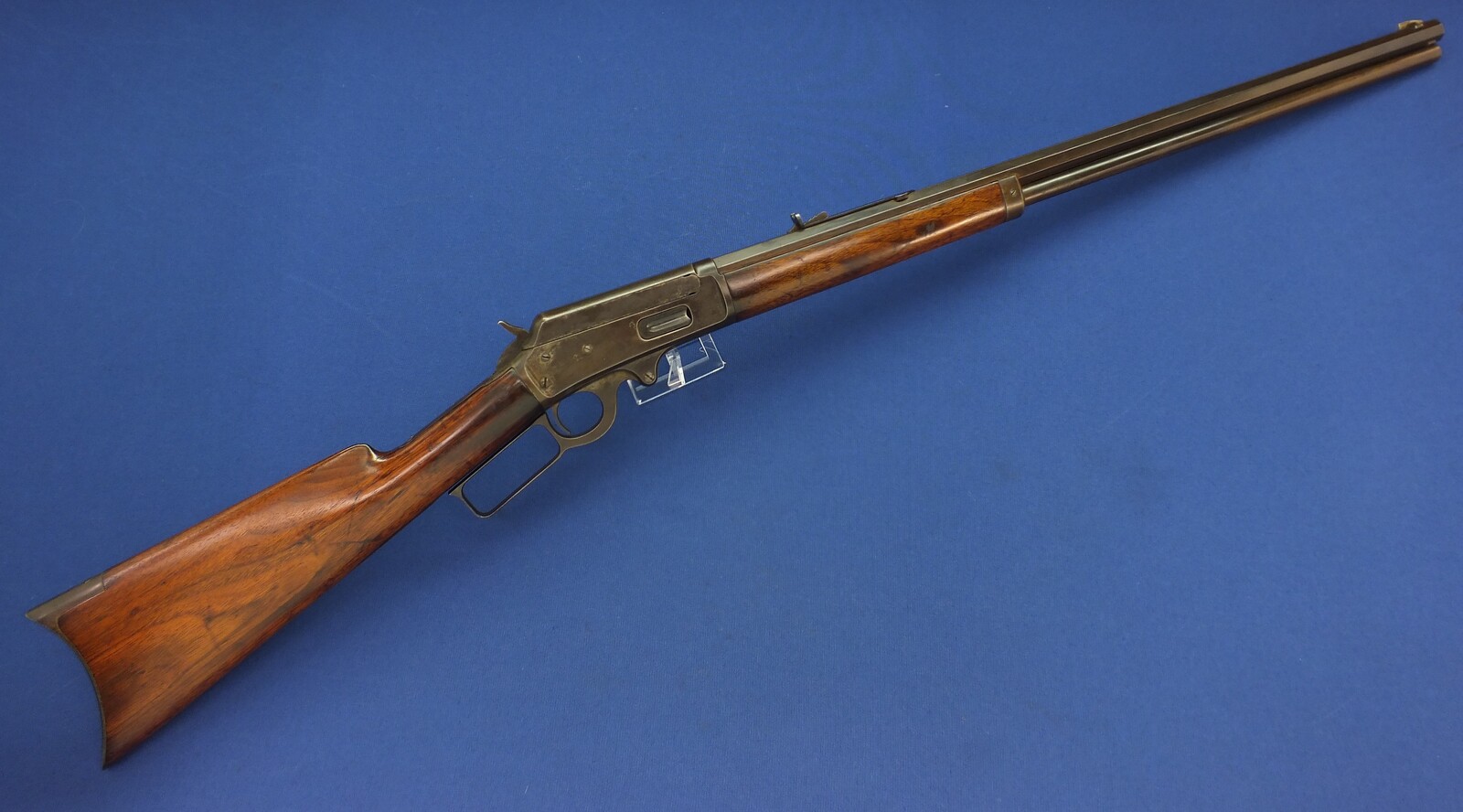 An antique American Marlin Model 1893 Lever Action Rifle with 26 inch octagon Barrel. Caliber 38-55. Length 114 cm. In very good condition. 