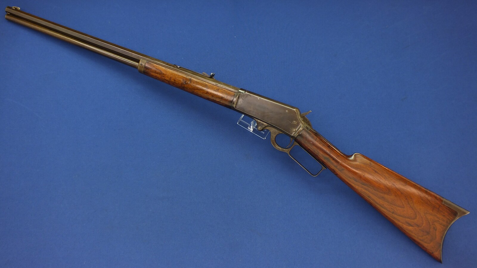 An antique American Marlin Model 1893 Lever Action Rifle with 26 inch octagon Barrel. Caliber 38-55. Length 114 cm. In very good condition. 