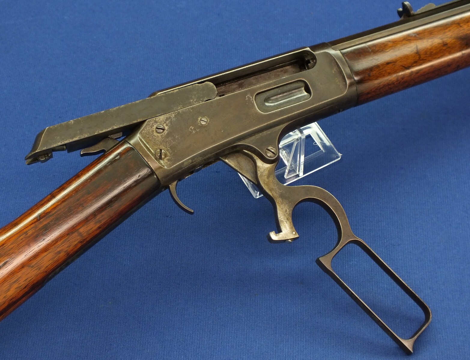 An antique American Marlin Model 1893 Lever Action Rifle with 26 inch octagon Barrel. Caliber 38-55. Length 114 cm. In very good condition. Price 2.650 euro