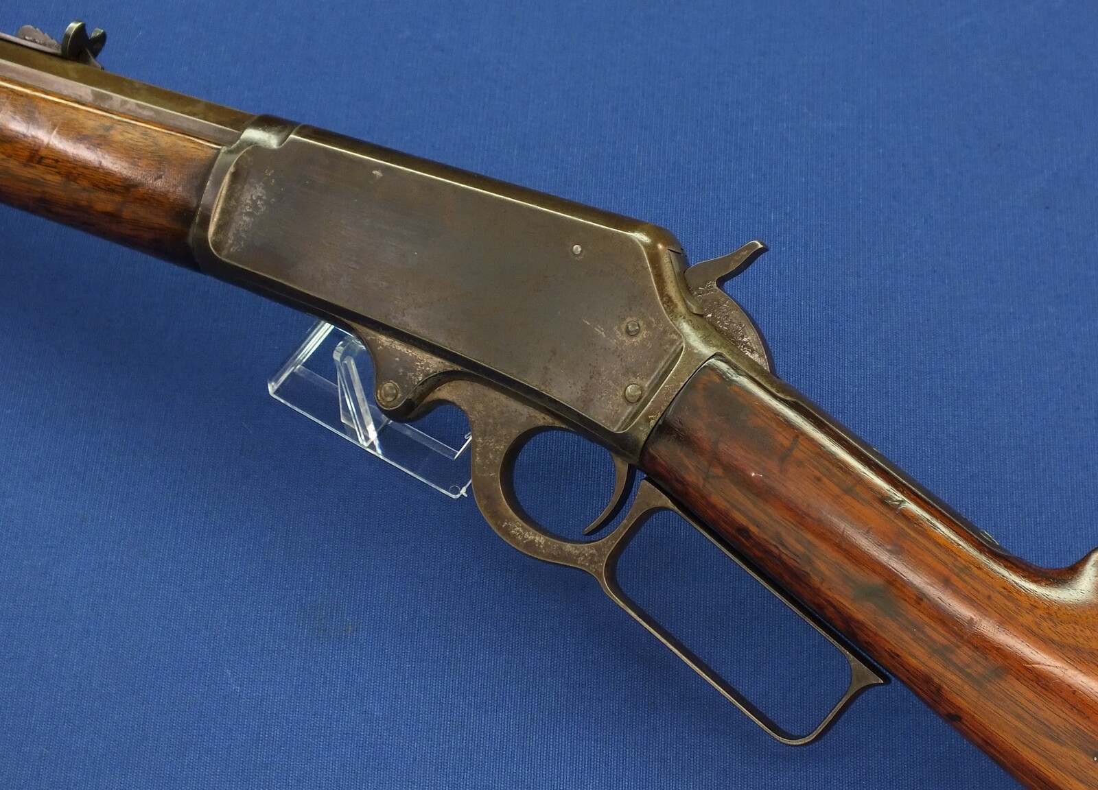 An antique American Marlin Model 1893 Lever Action Rifle with 26 inch octagon Barrel. Caliber 38-55. Length 114 cm. In very good condition. Price 2.650 euro