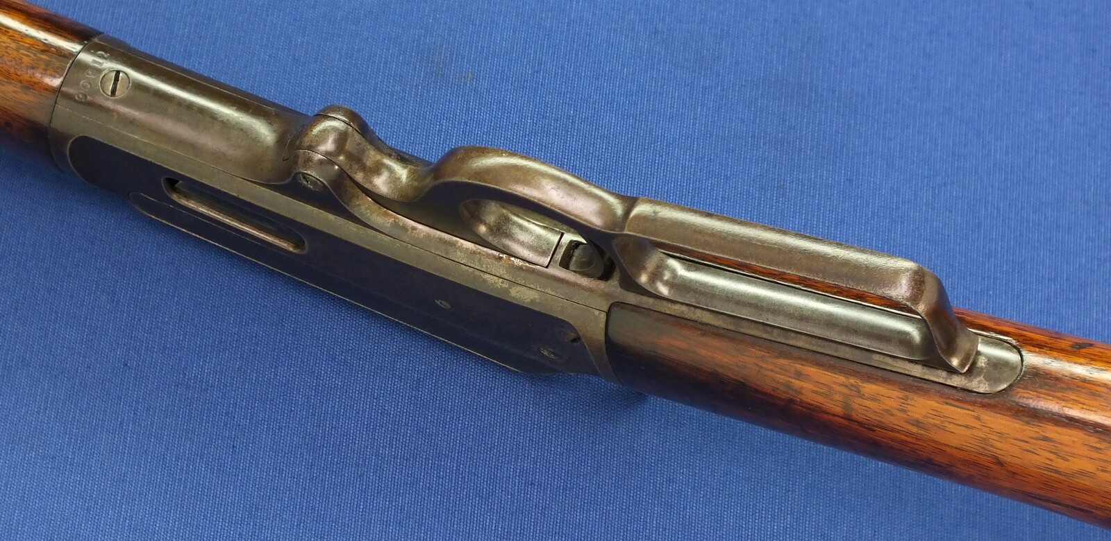 An antique American Marlin Model 1893 Lever Action Rifle with 26 inch octagon Barrel. Caliber 38-55. Length 114 cm. In very good condition. Price 2.650 euro