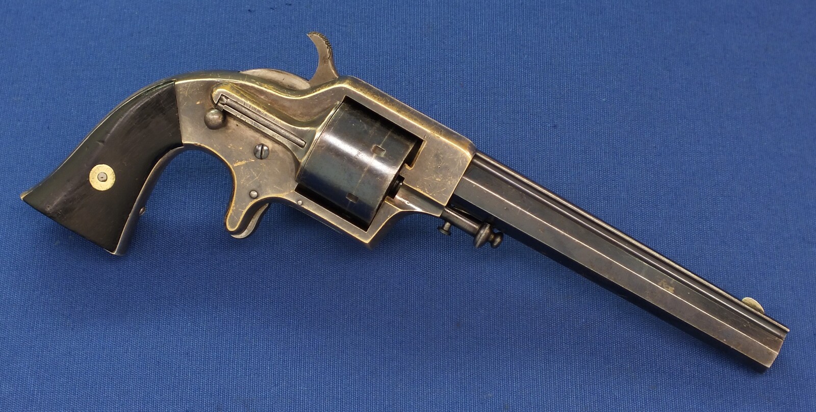 An antique American Merwin&Bray New York Plant's Mfg.Co. Front-Loading 6 shot 42 Caliber Cup-primed Army Revolver. 6 inch barrel. Length 29,5cm. In very good condition. Price 1.650 euro.