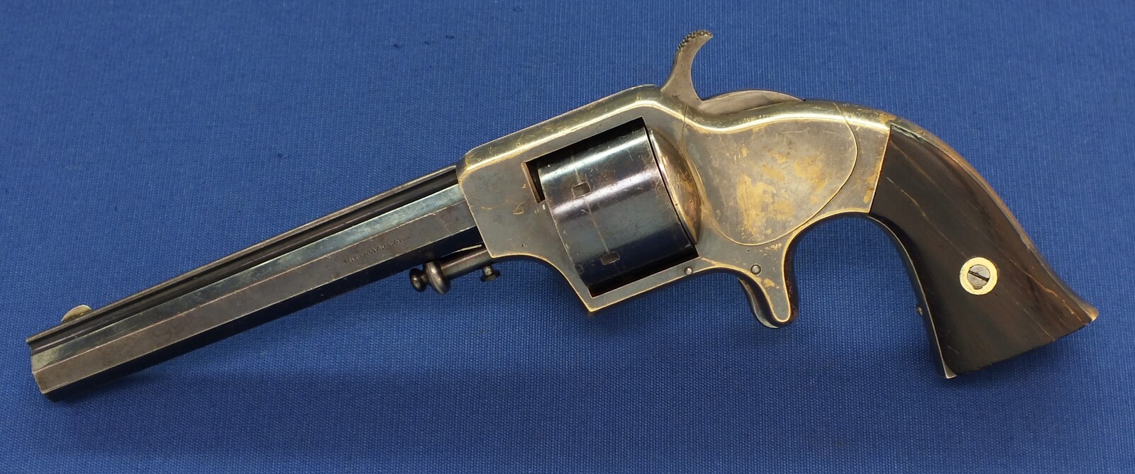 An antique American Merwin&Bray New York Plant's Mfg.Co. Front-Loading 6 shot 42 Caliber Cup-primed Army Revolver. 6 inch barrel. Length 29,5cm. In very good condition. Price 1.650 euro.