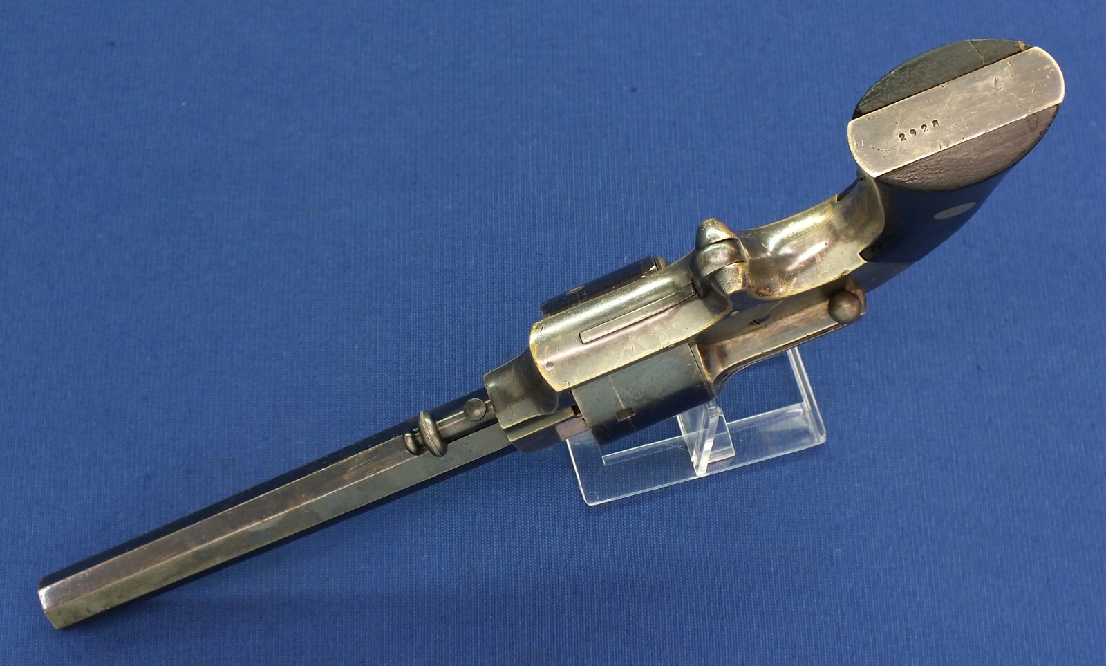 An antique American Merwin&Bray New York Plant's Mfg.Co. Front-Loading 6 shot 42 Caliber Cup-primed Army Revolver. 6 inch barrel. Length 29,5cm. In very good condition. Price 1.650 euro.