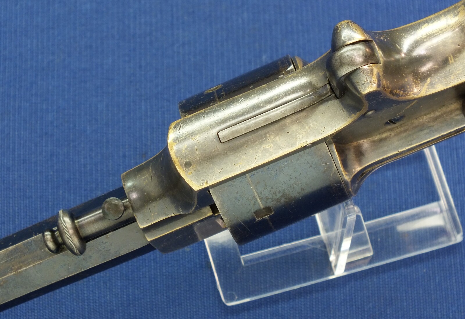 An antique American Merwin&Bray New York Plant's Mfg.Co. Front-Loading 6 shot 42 Caliber Cup-primed Army Revolver. 6 inch barrel. Length 29,5cm. In very good condition. Price 1.650 euro.