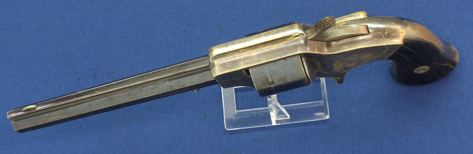 An antique American Merwin&Bray New York Plant's Mfg.Co. Front-Loading 6 shot 42 Caliber Cup-primed Army Revolver. 6 inch barrel. Length 29,5cm. In very good condition. Price 1.650 euro.