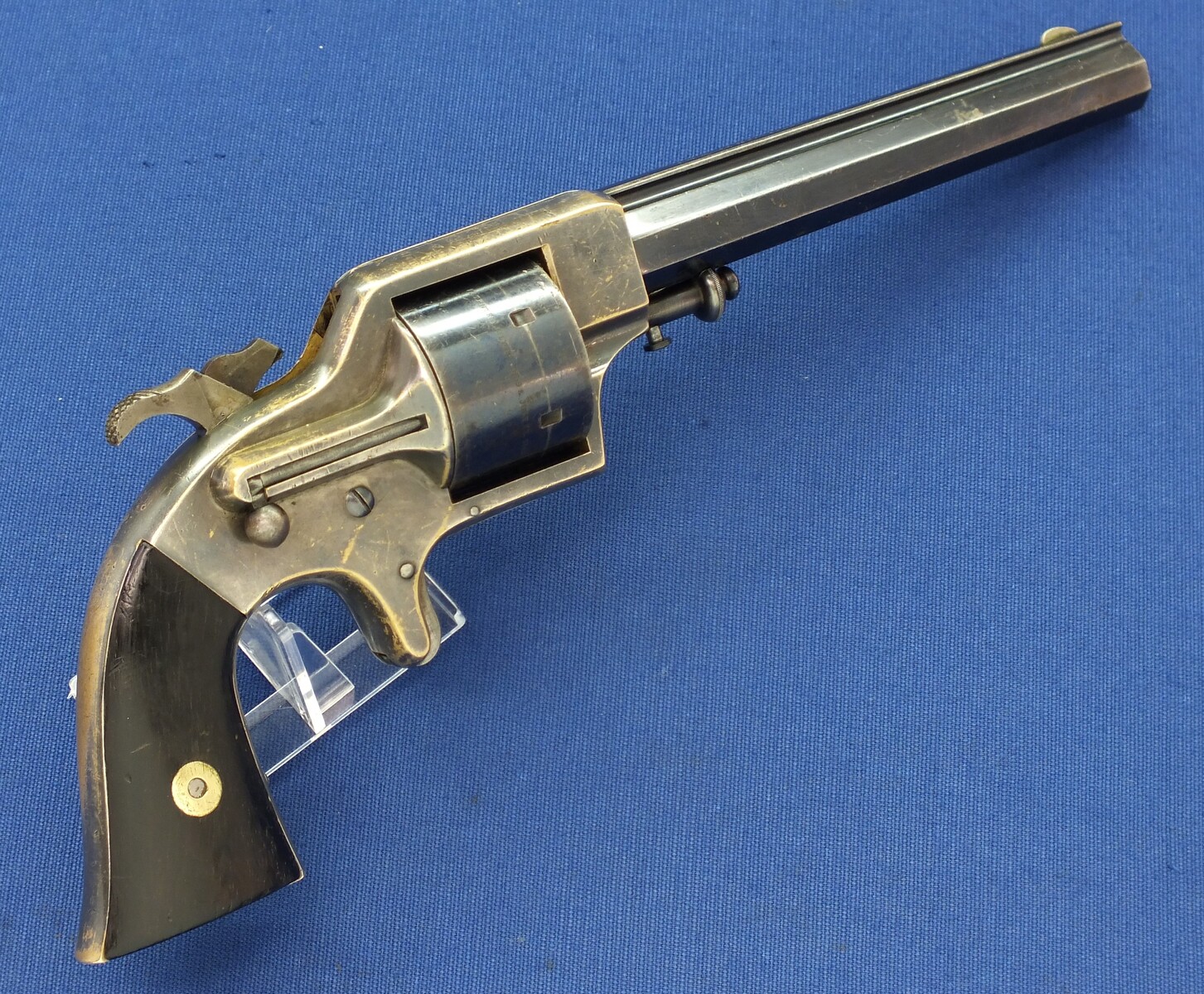 An antique American Merwin&Bray New York Plant's Mfg.Co. Front-Loading 6 shot 42 Caliber Cup-primed Army Revolver. 6 inch barrel. Length 29,5cm. In very good condition. Price 1.650 euro.