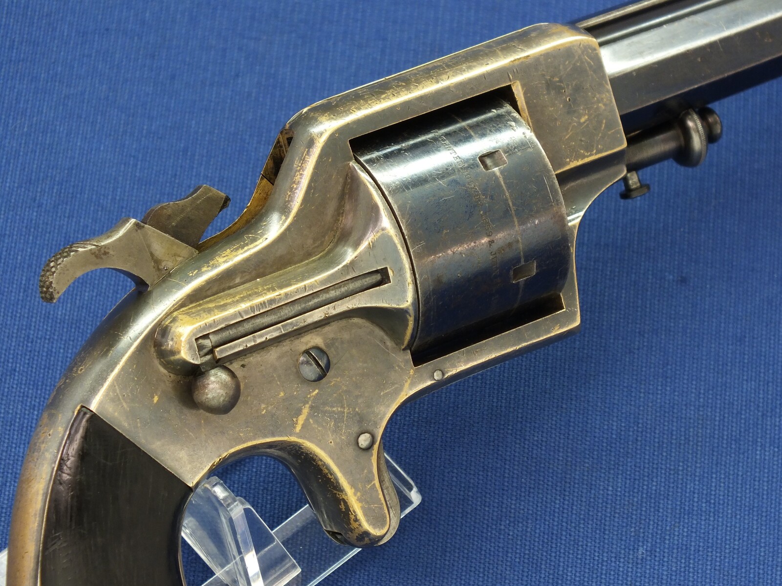 An antique American Merwin&Bray New York Plant's Mfg.Co. Front-Loading 6 shot 42 Caliber Cup-primed Army Revolver. 6 inch barrel. Length 29,5cm. In very good condition. Price 1.650 euro.