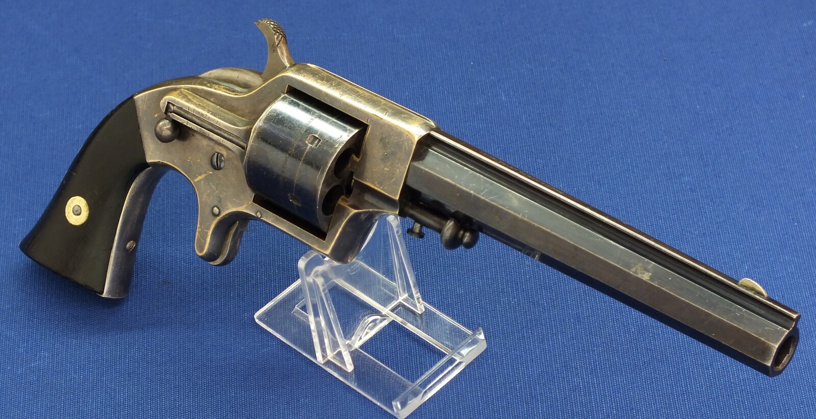 An antique American Merwin&Bray New York Plant's Mfg.Co. Front-Loading 6 shot 42 Caliber Cup-primed Army Revolver. 6 inch barrel. Length 29,5cm. In very good condition. Price 1.650 euro.