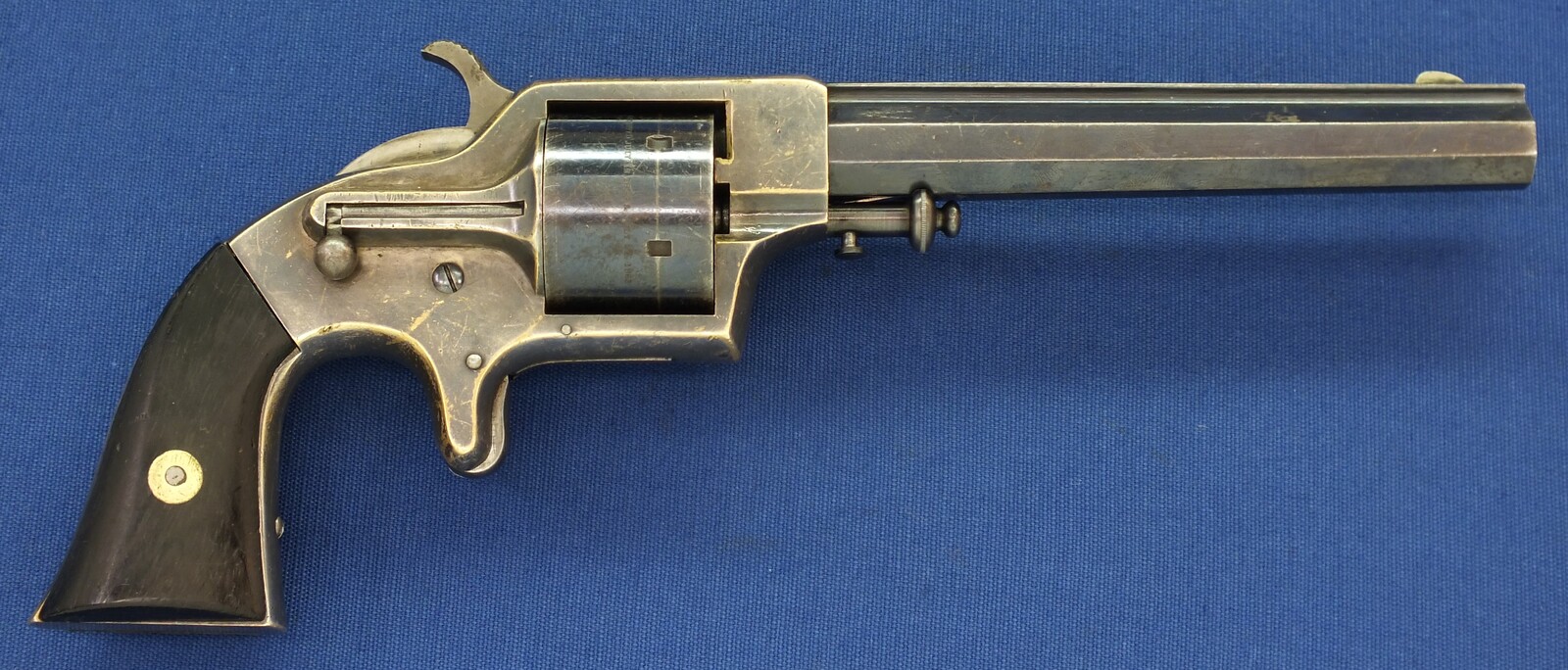 An antique American Merwin&Bray New York Plant's Mfg.Co. Front-Loading 6 shot 42 Caliber Cup-primed Army Revolver. 6 inch barrel. Length 29,5cm. In very good condition. Price 1.650 euro.