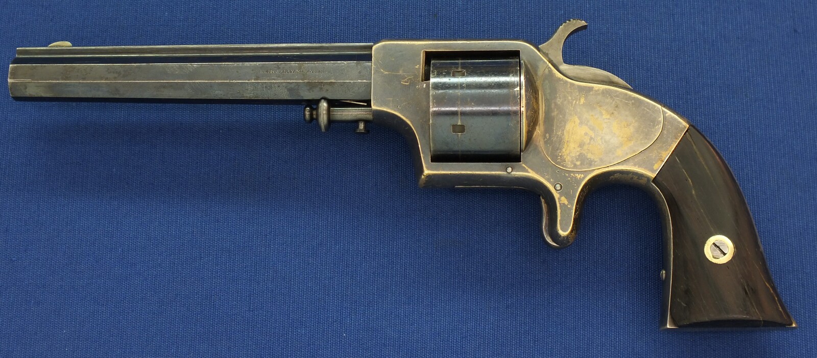 An antique American Merwin&Bray New York Plant's Mfg.Co. Front-Loading 6 shot 42 Caliber Cup-primed Army Revolver. 6 inch barrel. Length 29,5cm. In very good condition. Price 1.650 euro.