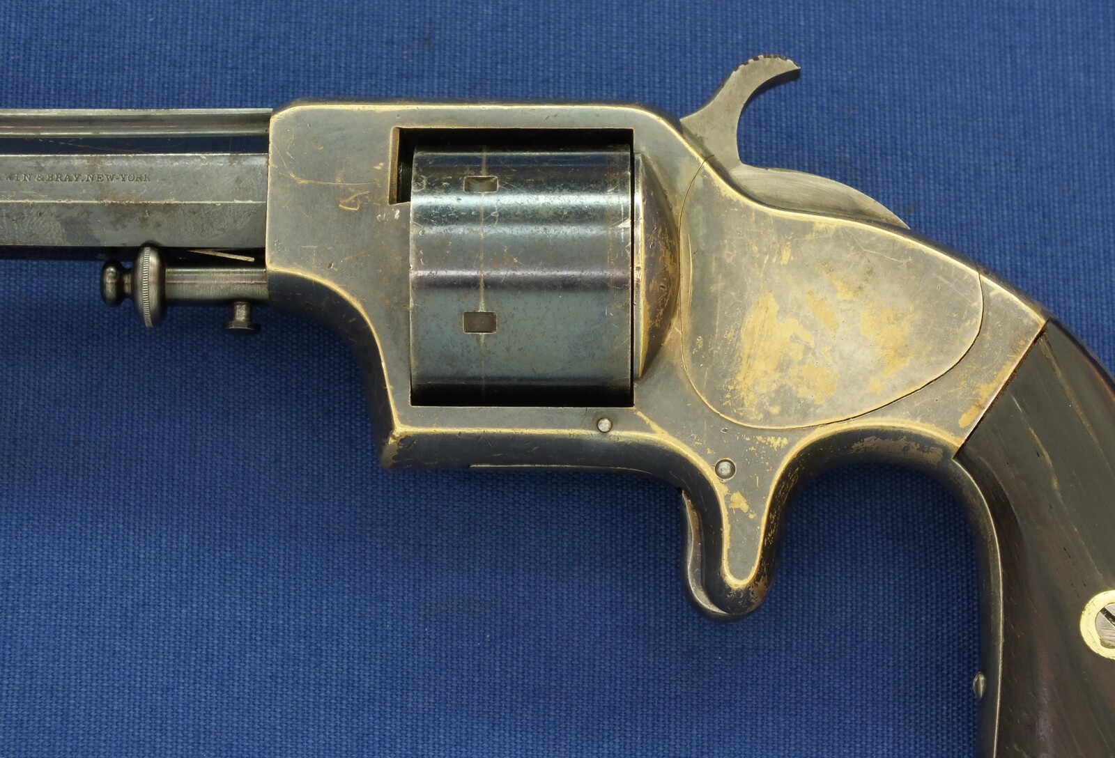 An antique American Merwin&Bray New York Plant's Mfg.Co. Front-Loading 6 shot 42 Caliber Cup-primed Army Revolver. 6 inch barrel. Length 29,5cm. In very good condition. Price 1.650 euro.