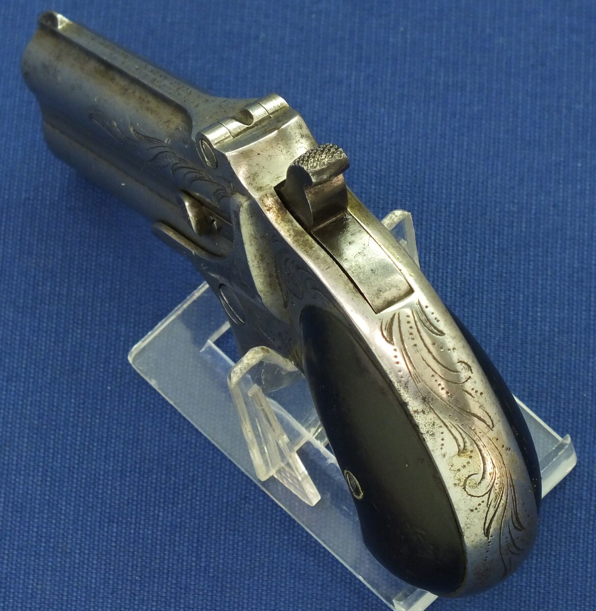 An antique American Nickel Plated factory engraved Remington Double Deringer Type I, Model No. 2 with Rosewood Grips. Caliber 41 Rimfire. In very good condition. Price 2.150 euro.