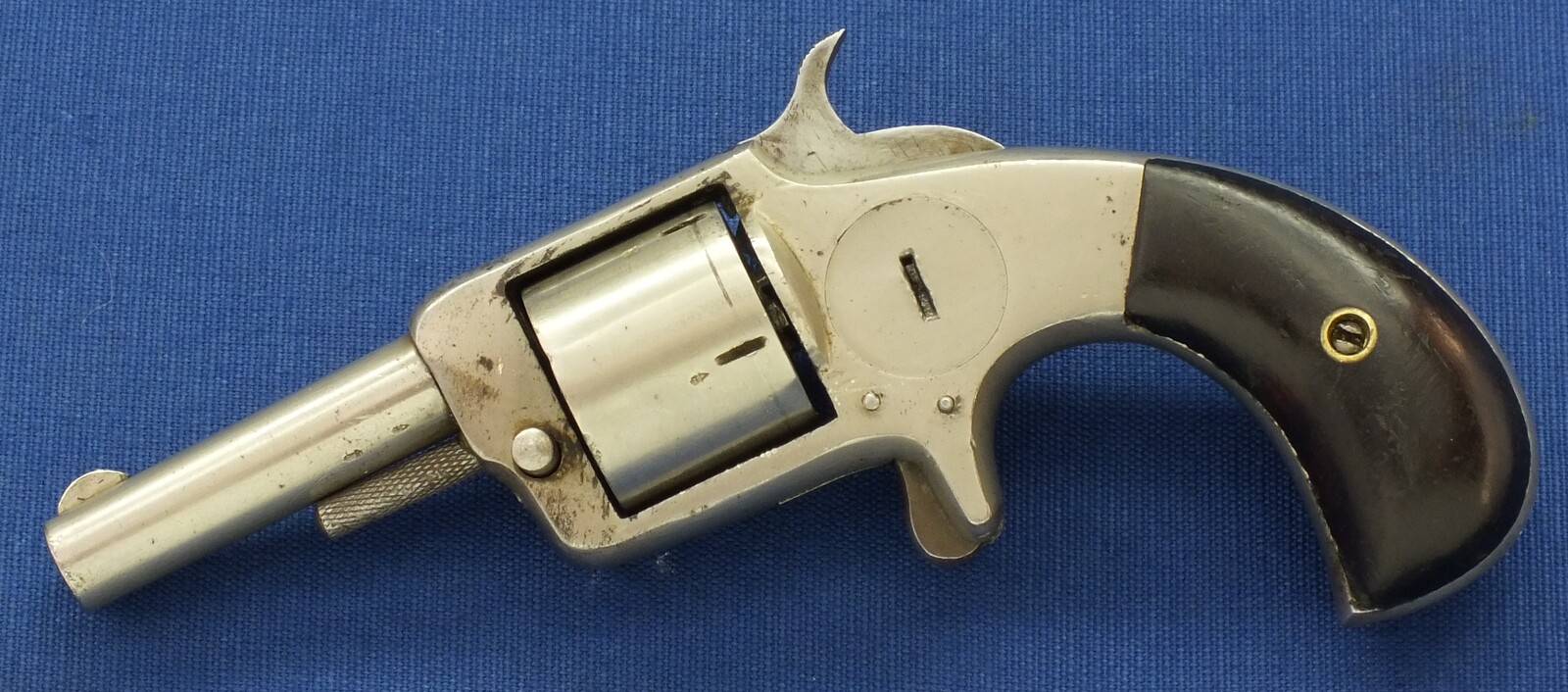 An antique American Nickel Plated VOLUNTEER Suicide special 5 shot single action 32 rimfire Revolver. Length 17cm. In very good condition. Price 425 euro.