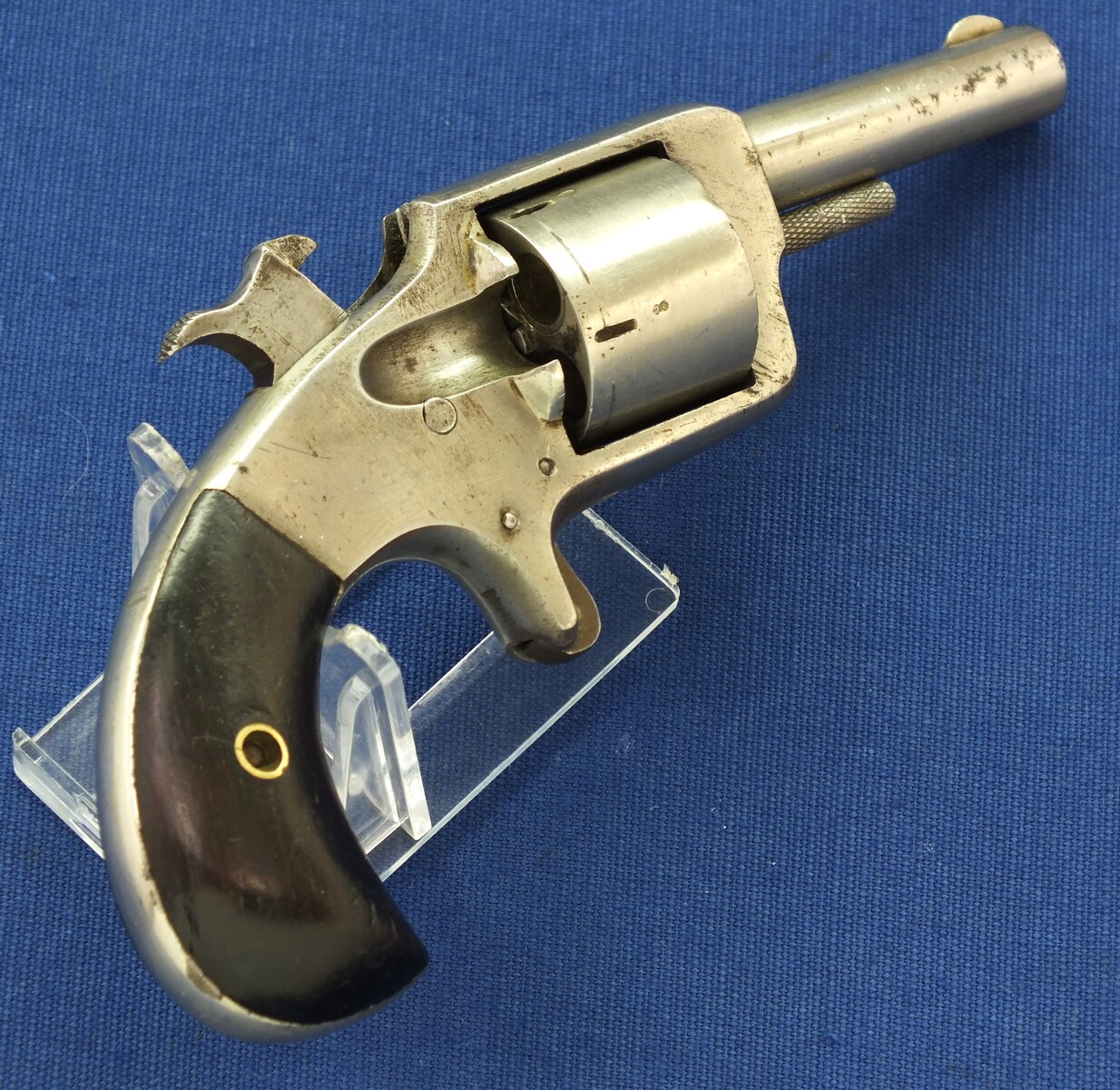 An antique American Nickel Plated VOLUNTEER Suicide special 5 shot single action 32 rimfire Revolver. Length 17cm. In very good condition. Price 425 euro.