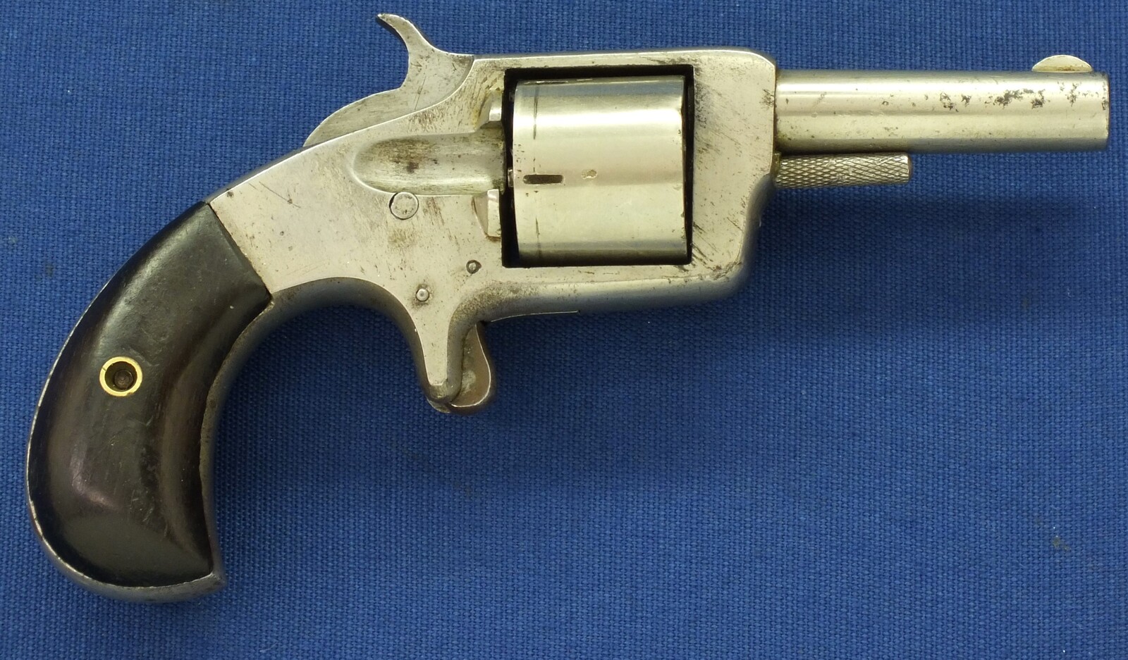 An antique American Nickel Plated VOLUNTEER Suicide special 5 shot single action 32 rimfire Revolver. Length 17cm. In very good condition. Price 425 euro.