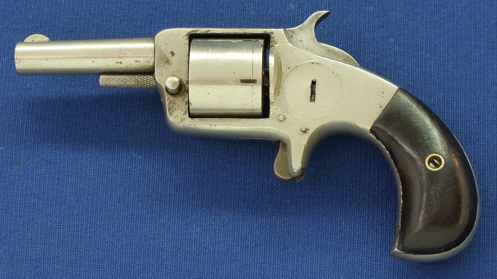 An antique American Nickel Plated VOLUNTEER Suicide special 5 shot single action 32 rimfire Revolver. Length 17cm. In very good condition. Price 425 euro.