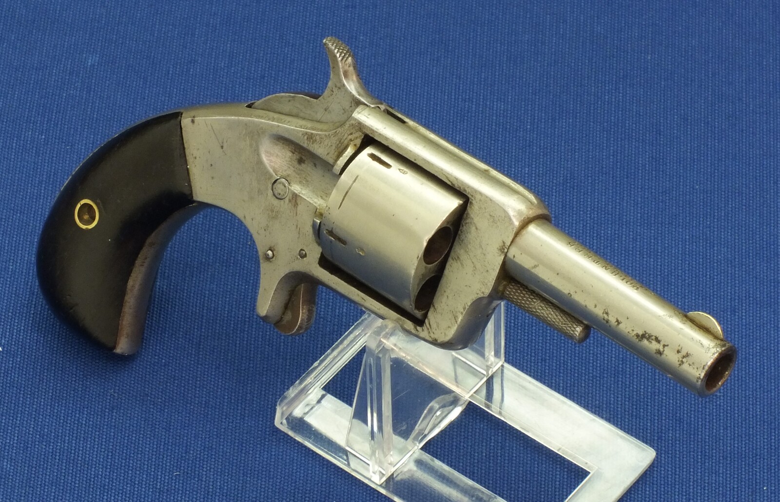 An antique American Nickel Plated VOLUNTEER Suicide special 5 shot single action 32 rimfire Revolver. Length 17cm. In very good condition. Price 425 euro.