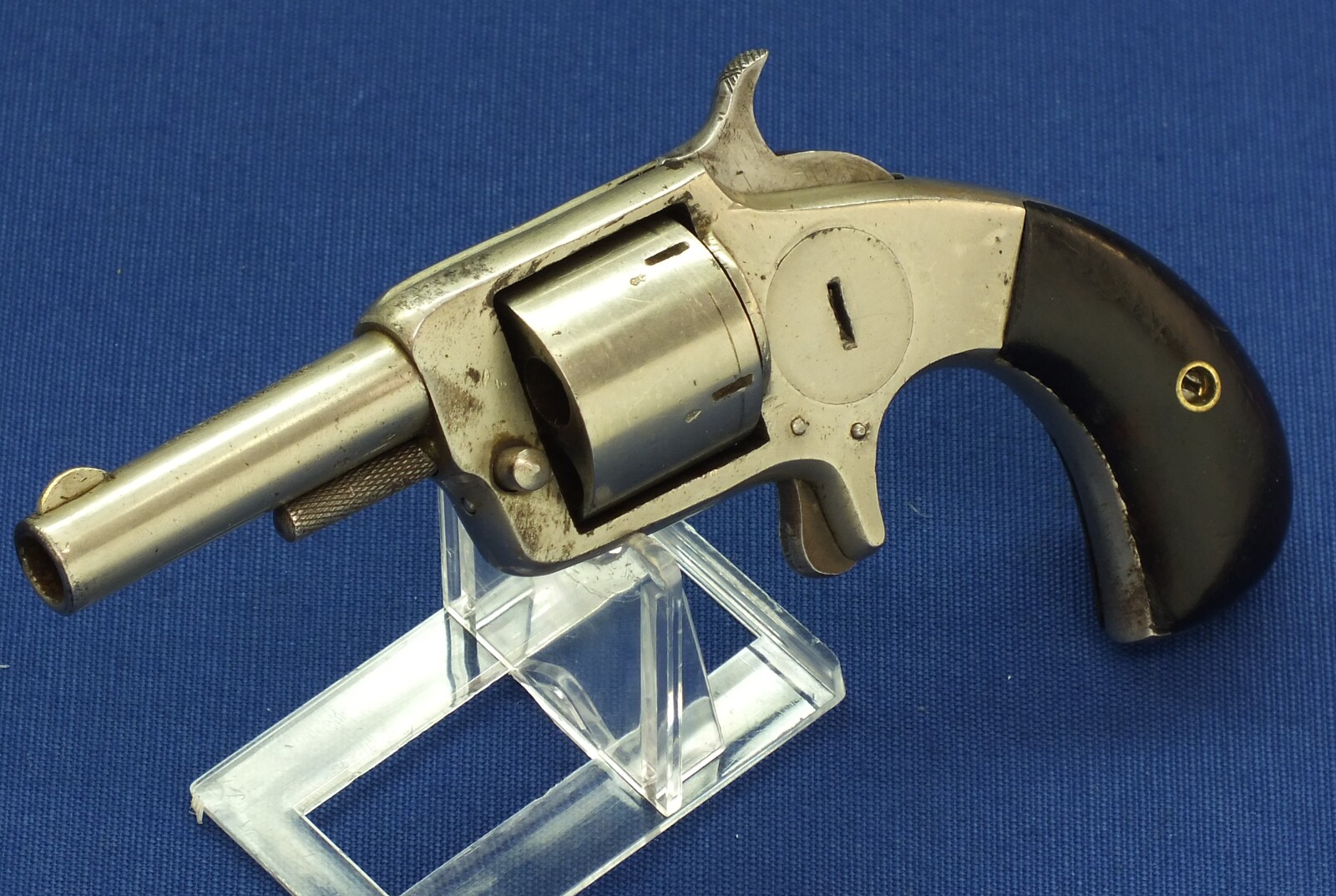 An antique American Nickel Plated VOLUNTEER Suicide special 5 shot single action 32 rimfire Revolver. Length 17cm. In very good condition. Price 425 euro.