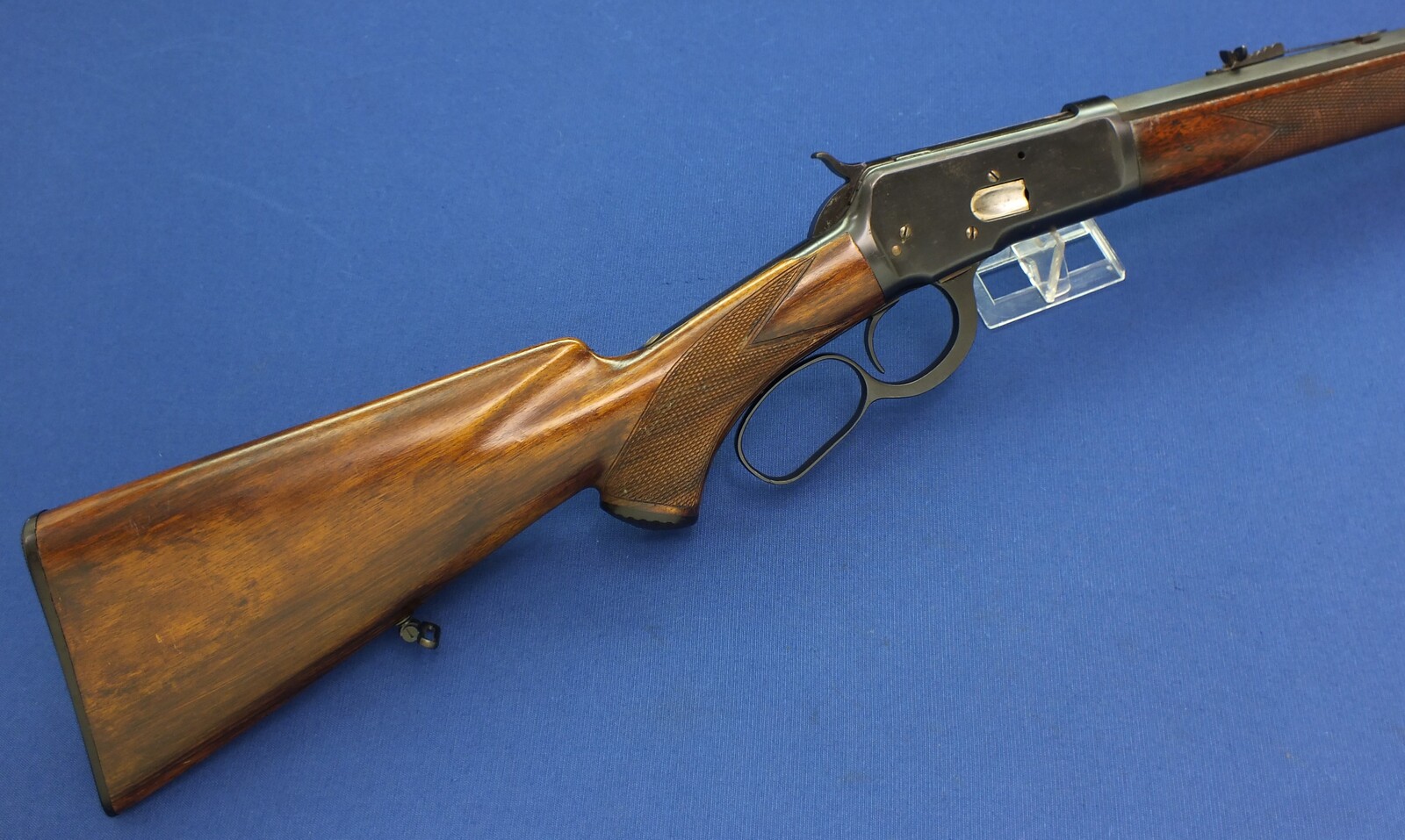 An antique American Special order Winchester Model 1892 Rifle. Deluxe Walnut pistol grip Stock with fine chequering. Caliber 38-40. 24 inch octagonal Barrel. Length 109cm. In very good condition. Price 2.450 euro