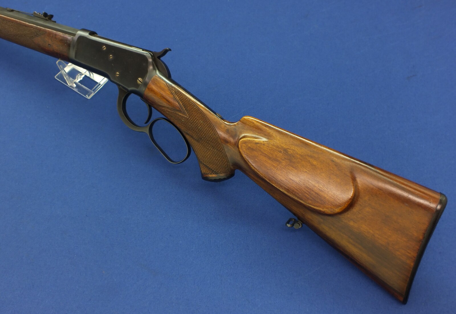 An antique American Special order Winchester Model 1892 Rifle. Deluxe Walnut pistol grip Stock with fine chequering. Caliber 38-40. 24 inch octagonal Barrel. Length 109cm. In very good condition. Price 2.450 euro