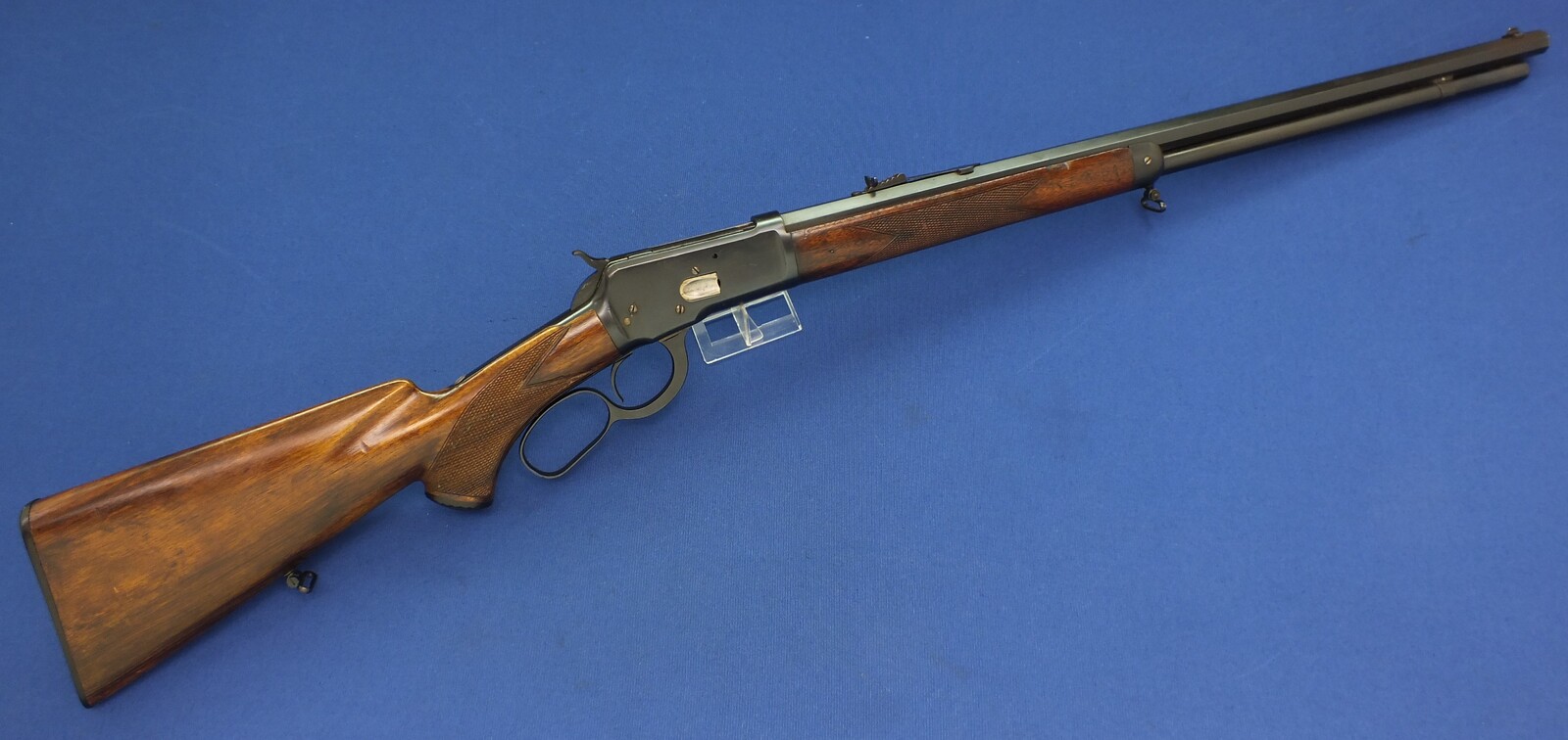 An antique American Special order Winchester Model 1892 Rifle. Deluxe Walnut pistol grip Stock with fine chequering. Caliber 38-40. 24 inch octagonal Barrel. Length 109cm. In very good condition. Price 2.450 euro