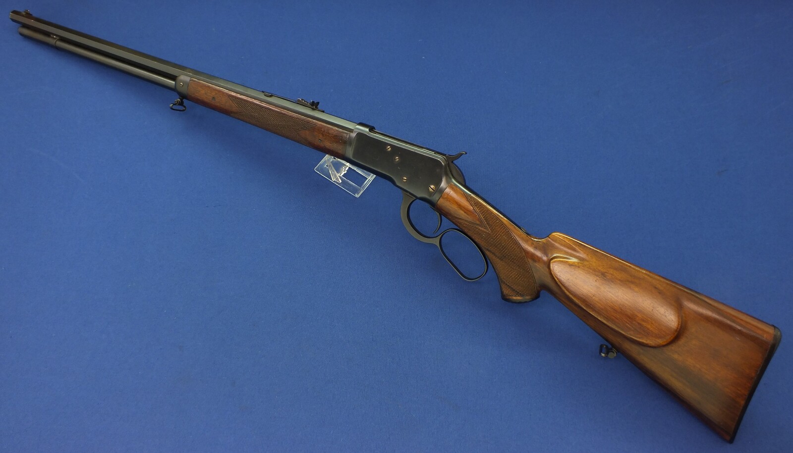 An antique American Special order Winchester Model 1892 Rifle. Deluxe Walnut pistol grip Stock with fine chequering. Caliber 38-40. 24 inch octagonal Barrel. Length 109cm. In very good condition. Price 2.450 euro